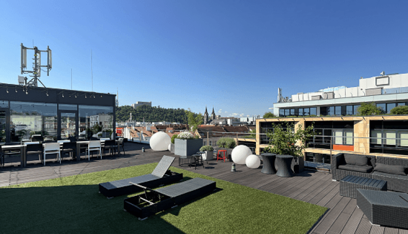 Přes 1 200m2  privátních teras